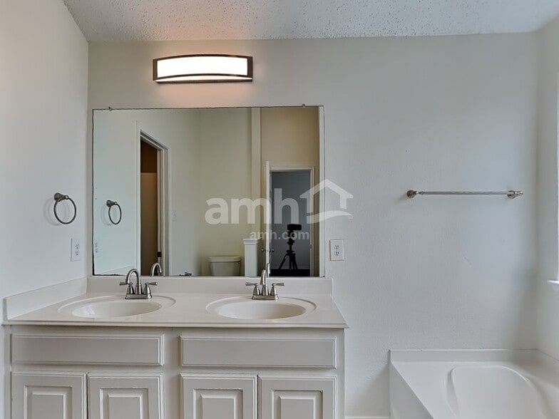 Building Photo - 2043 Wildwood Dr