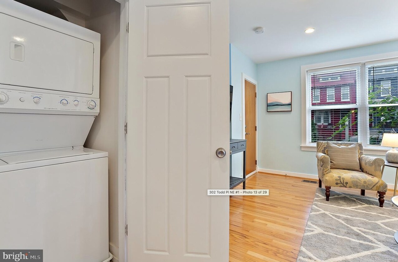 Building Photo - 302 Todd Pl NE