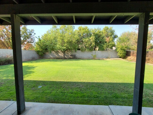 Building Photo - 4/2 bathroom located close to schools, sho...