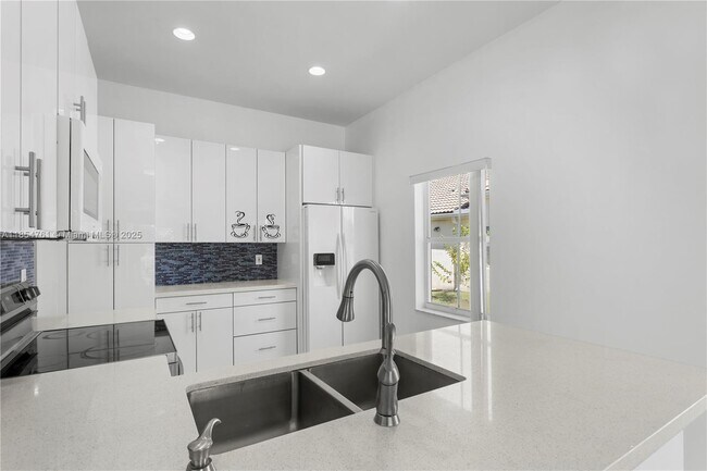 Building Photo - 4202 Sabal Ridge Cir