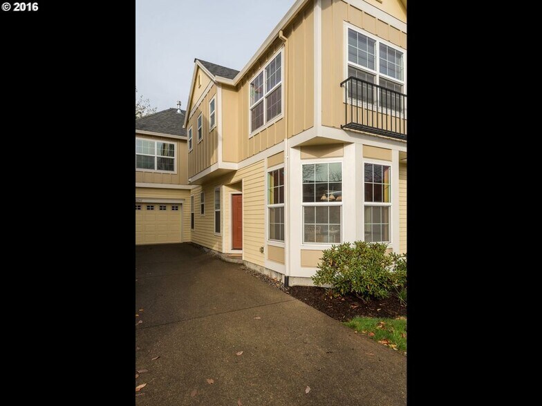 Driveway and Entrance - 6241 SW 205th Avenue