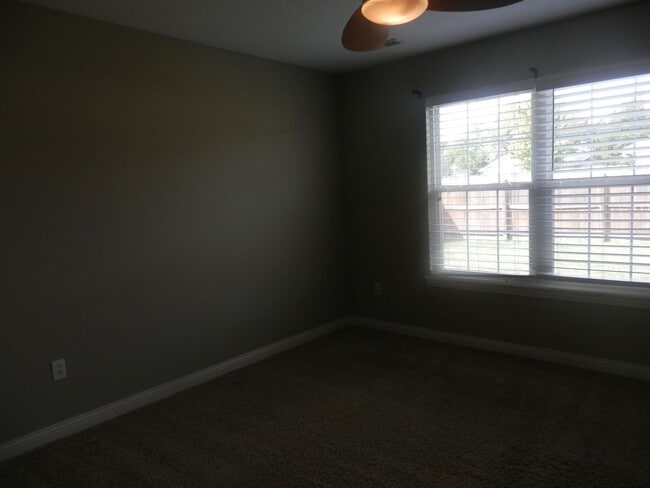 Building Photo - Nice 3 Bed 2 Bath House!