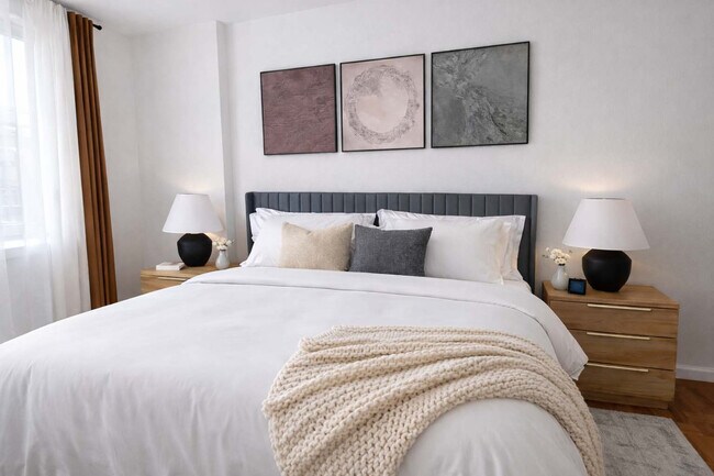 Building Photo - 350 W 43rd St