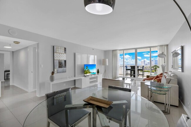 Building Photo - 1717 N Bayshore Dr