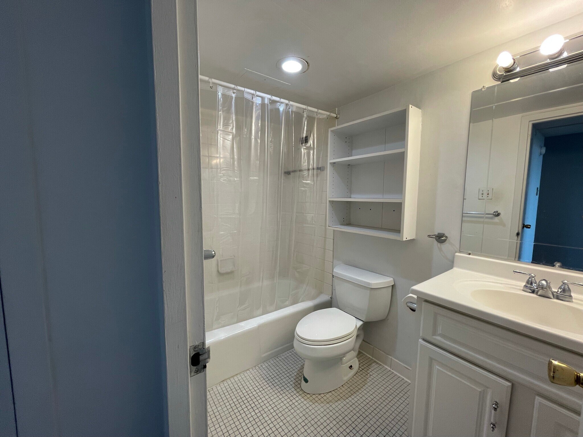 Spacious Bathroom - 1 E University Pky