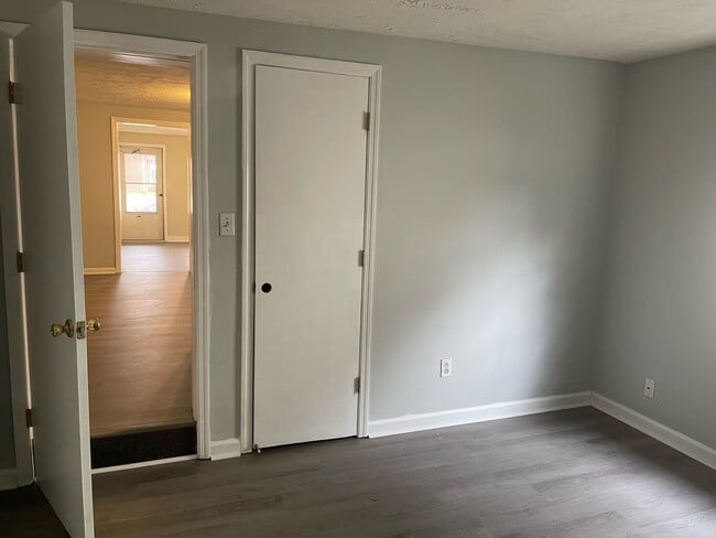 Building Photo - 423 E Castle St