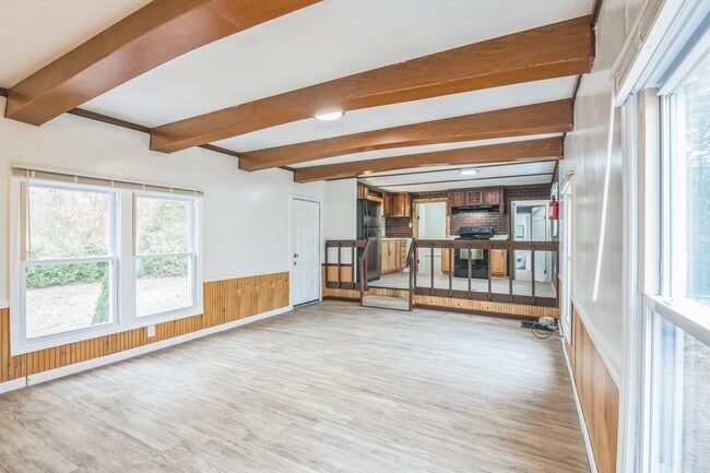 Building Photo - Updated 2 bedroom 2 bath Home in Laurel La...