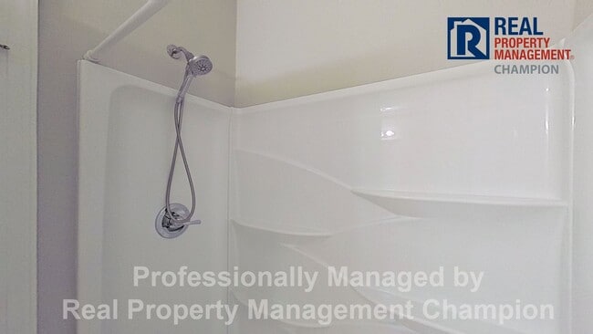 Building Photo - 3 BD/2.5 BA Townhouse w/Open Floorplan, Split Bedrooms and Garage