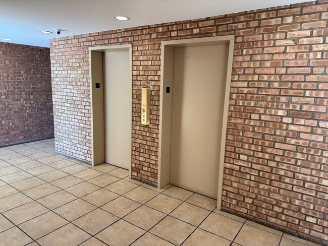 Building Photo - 5950 Oakwood Dr