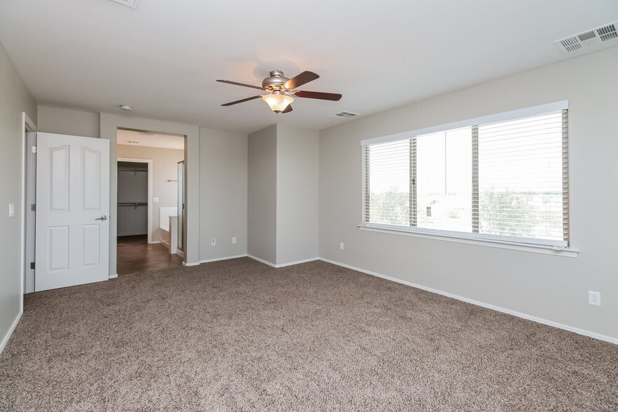 Building Photo - 4056 E Alamo St