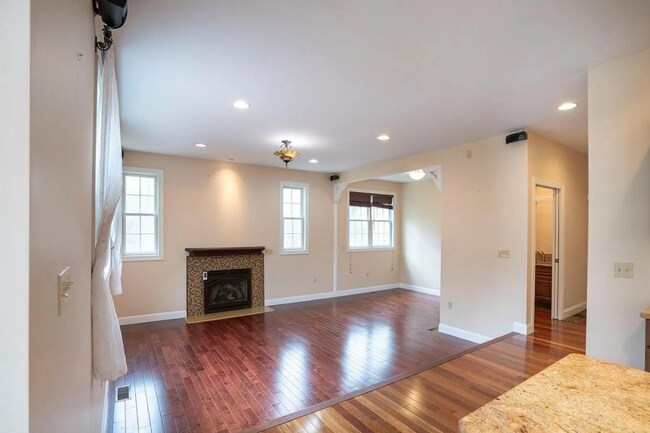 Building Photo - 4 Bedroom House For Rent