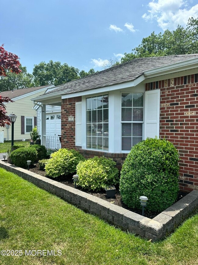 Building Photo - 19 Dogwood Dr