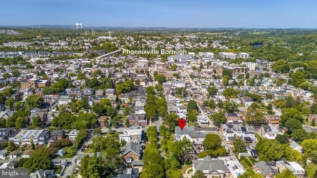 Building Photo - 305 S Main St