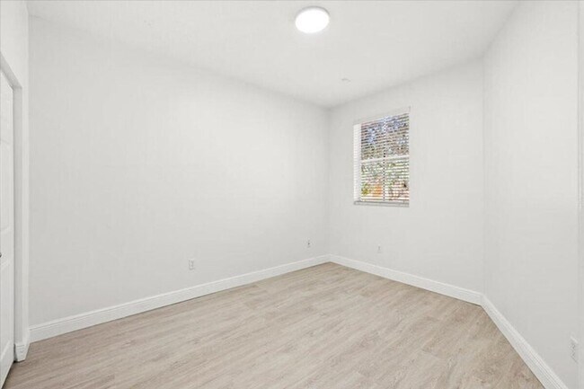 Building Photo - 4962 Leeward Ln
