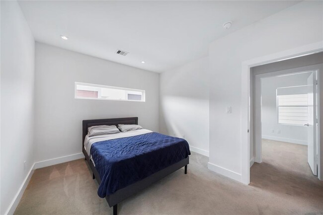 Building Photo - 5509 Paraiso Pl