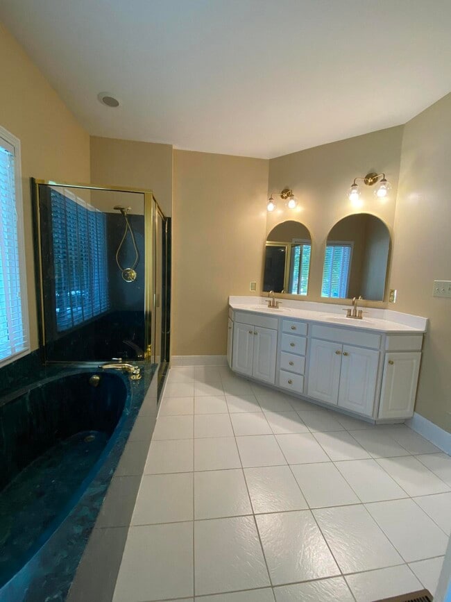 Building Photo - 4224 Evergreen Dr