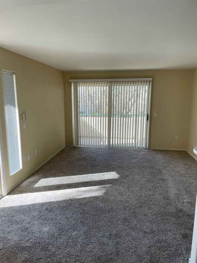 Building Photo - 3 BEDROOMS 2 BATHS UPSTAIRS LEVEL UNIT