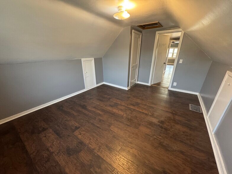 Building Photo - 3927 S Clement Ave