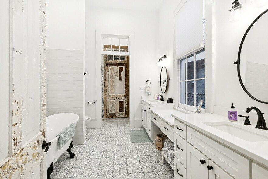 jack & jill bathroom connecting both guest rooms, soaking tub and shower - 2337 N Rampart St