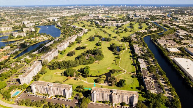 Building Photo - 2950 N Palm Aire Dr