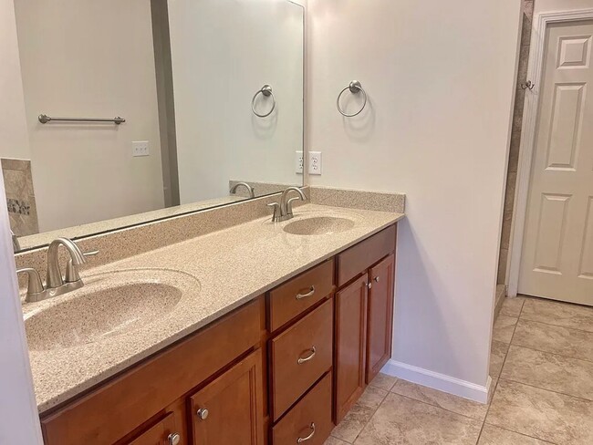 Building Photo - Large Kokomo Home!