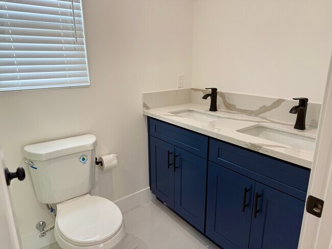 Building Photo - 678 E 45th St