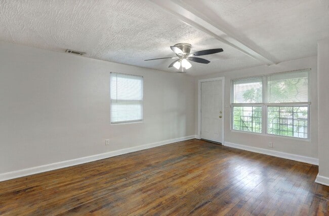 Building Photo - Carriage House apartment, near downtown, w...