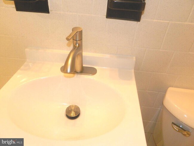 Building Photo - 513 12th St NE