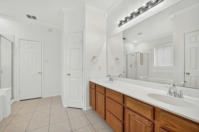 Building Photo - 1006 Hidden Creek Dr