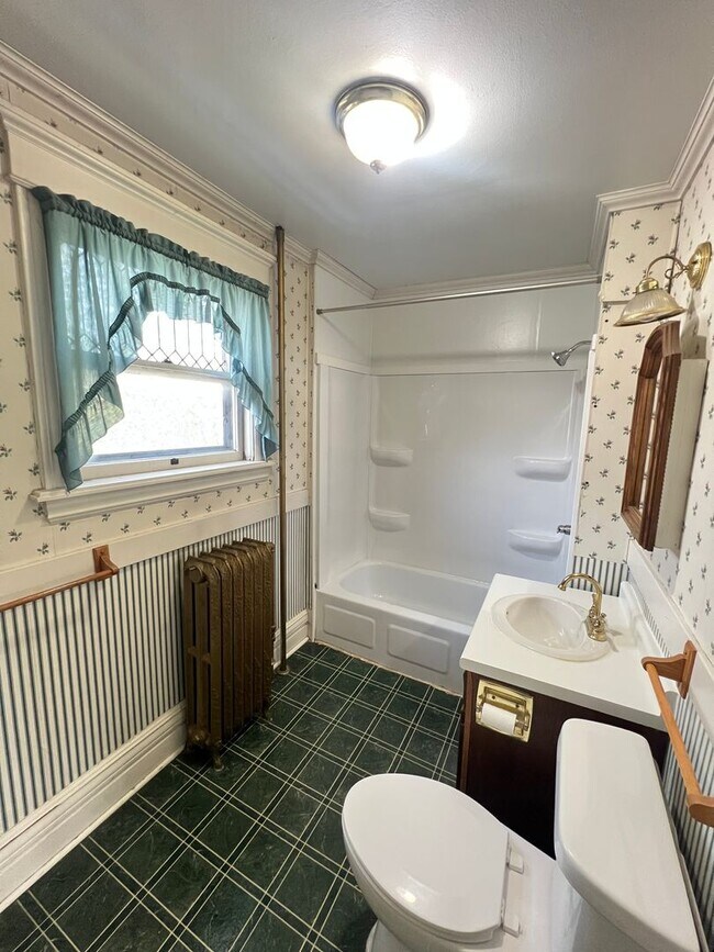 Building Photo - AVAILABLE JUNE - Upper 2 Bed 1 Bath Apt w/ Private Laundry