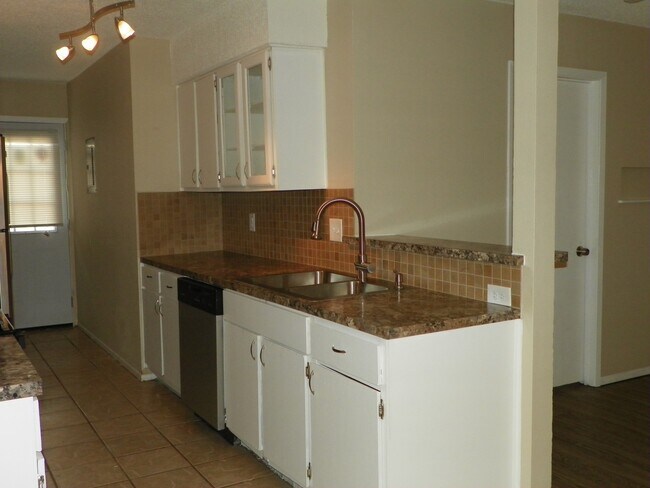 Building Photo - 410.412 Cypress Ln