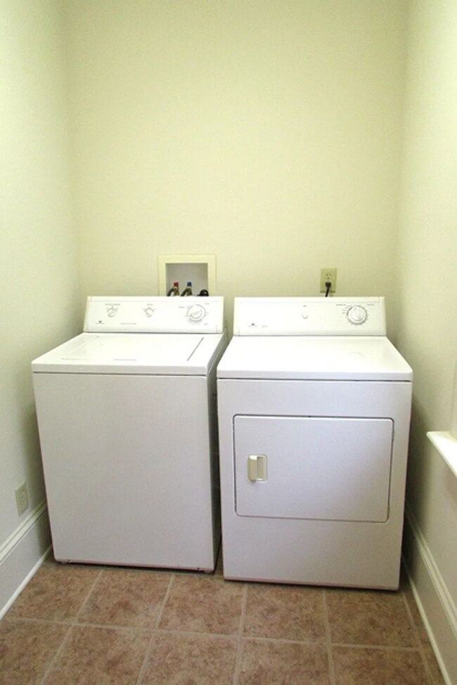 Building Photo - 3 S Plum St