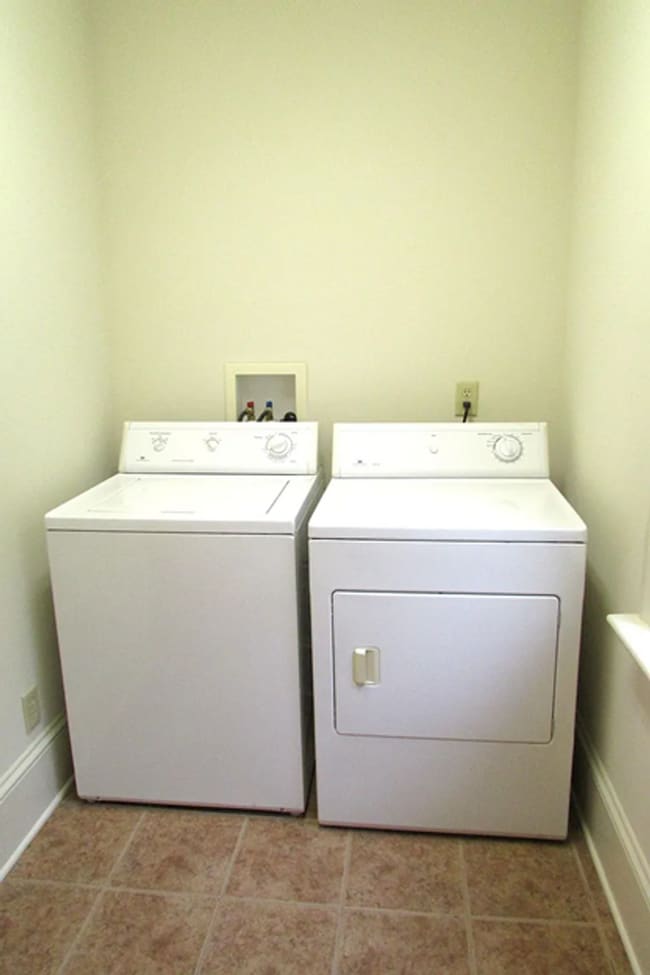 Building Photo - Beautiful 2bd 2.5 bath home!