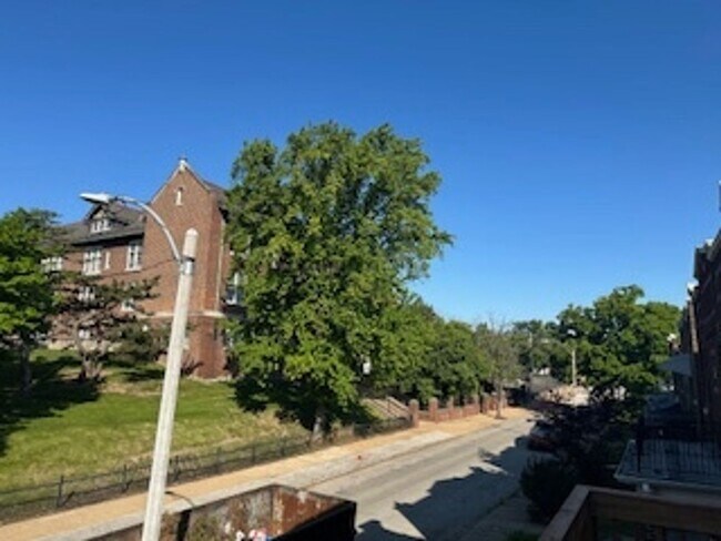 Building Photo - Charming 1BR Apartment in Saint Louis