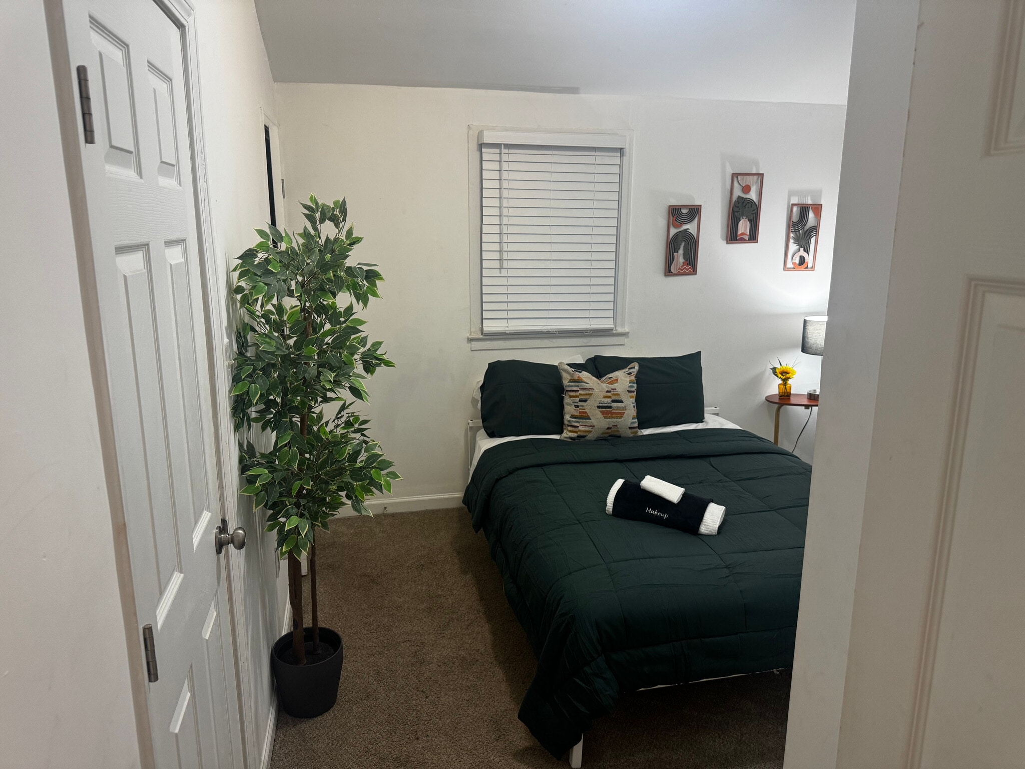 Building Photo - Room in House on Jackson Dr