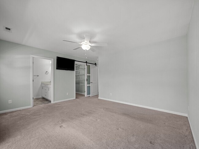 Master Suite - 139A James Ave