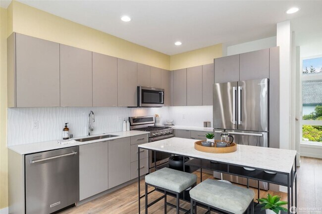 Building Photo - 2Bd/2Ba Seattle Townhouse