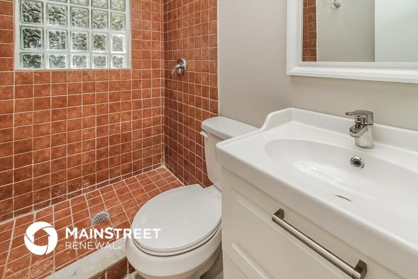 Building Photo - 1335 E 3rd Ave