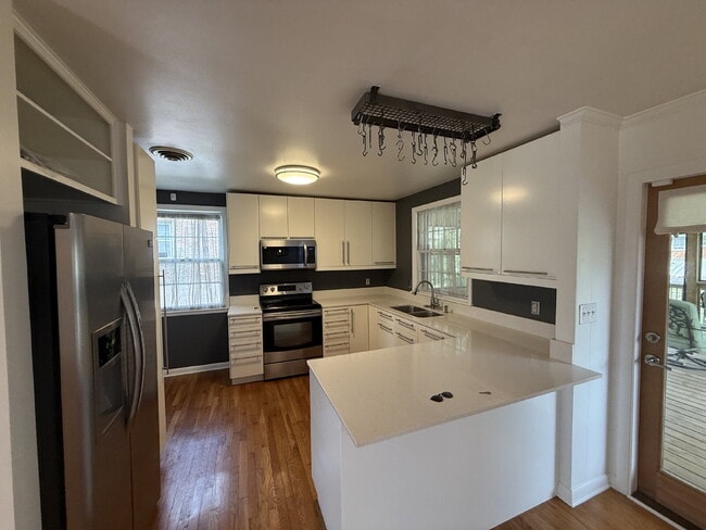 Building Photo - Updated 3 bed 2 bath. Garage and screened porch