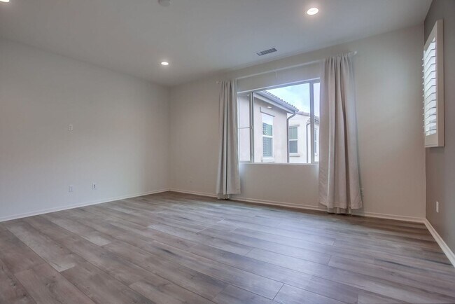 Building Photo - 5 Bedroom Home in Rancho Tesoro!