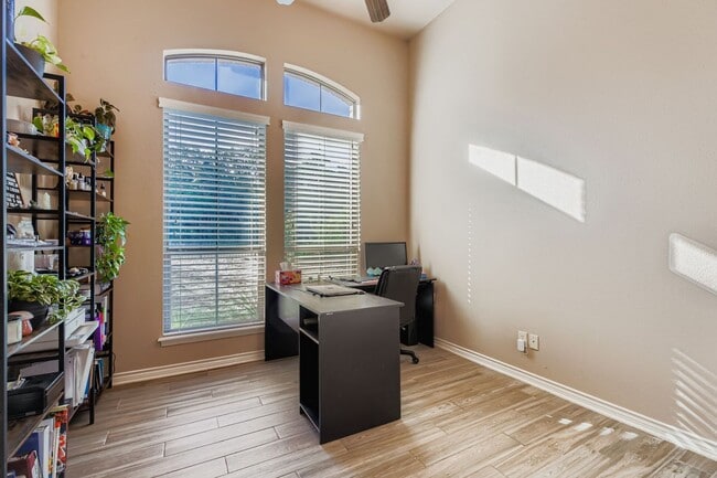 Building Photo - Large 4 bedroom home on 1 acre with lawn c...
