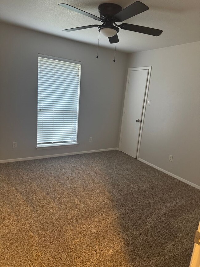 Building Photo - 5921 Pleasant Hill Dr