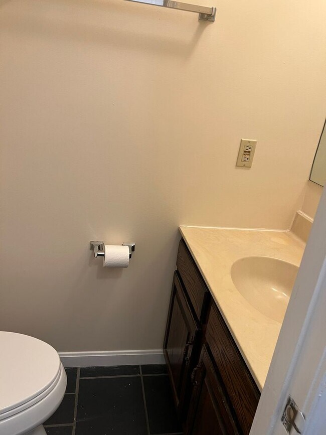 Building Photo - Wonderful end unit in Downtown Bethesda, 1...