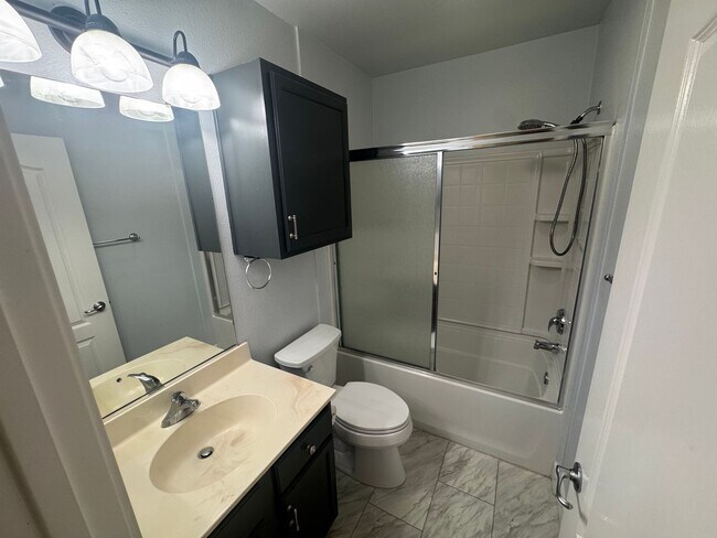Building Photo - 2 bedroom | 2 bathroom | Upstairs loft | L...