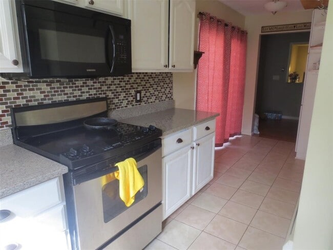 Building Photo - 823 Jennifer Ln