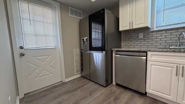 Building Photo - 4548 Rosemarie Dr