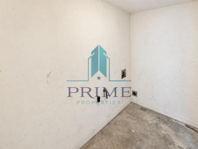 Building Photo - 9900 Randall Dr