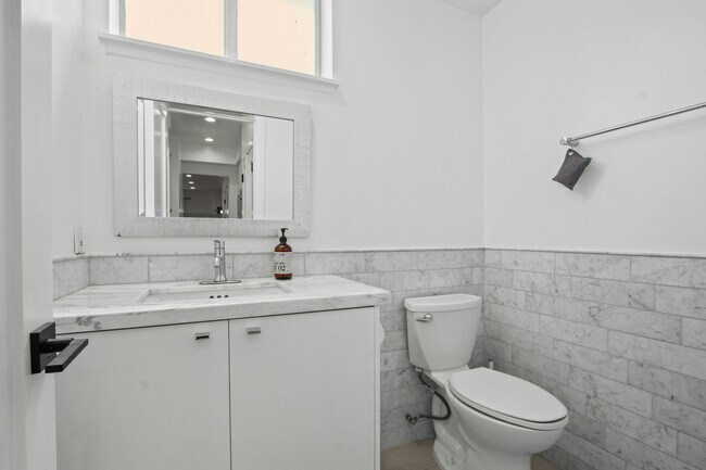 Building Photo - 1133 24th St