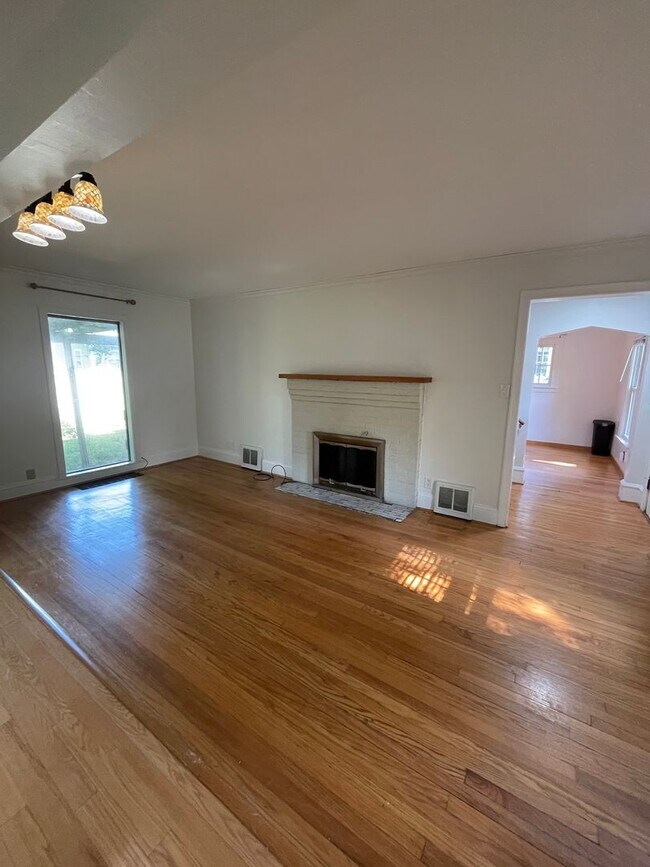 Building Photo - 1404 E Park Pl