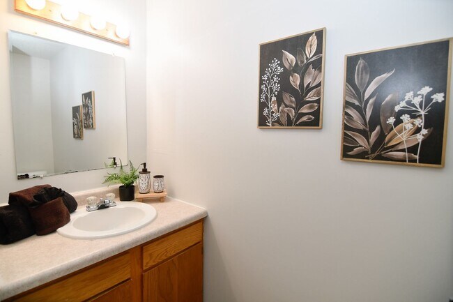 Building Photo - 3 Bedroom, Single-story Townhomes for rent in Marshalltown, IA